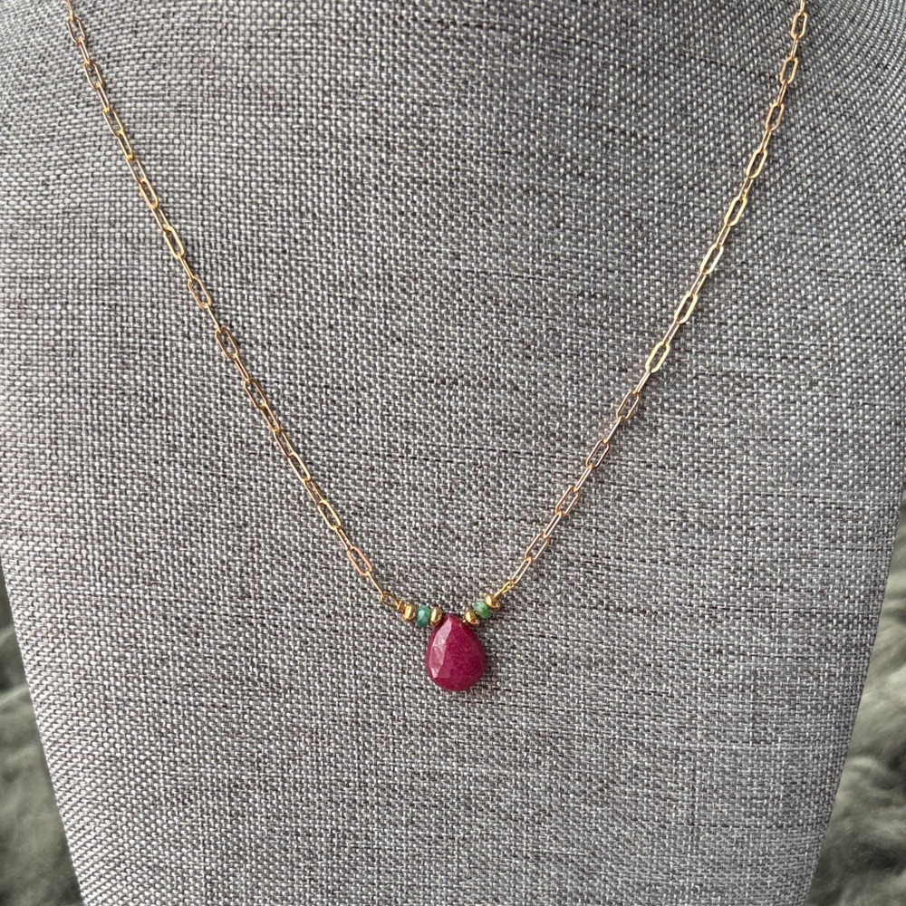 Elegant Gold and Ruby/ Emerald Teardrop Necklace - Picture 2 of 4